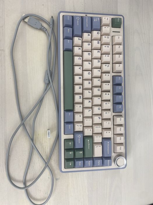 Aula f75 работает пo проводу и радиоканал имееться