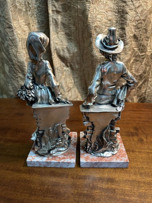 Îndragostiții, personaje realizate cu tabla de argint