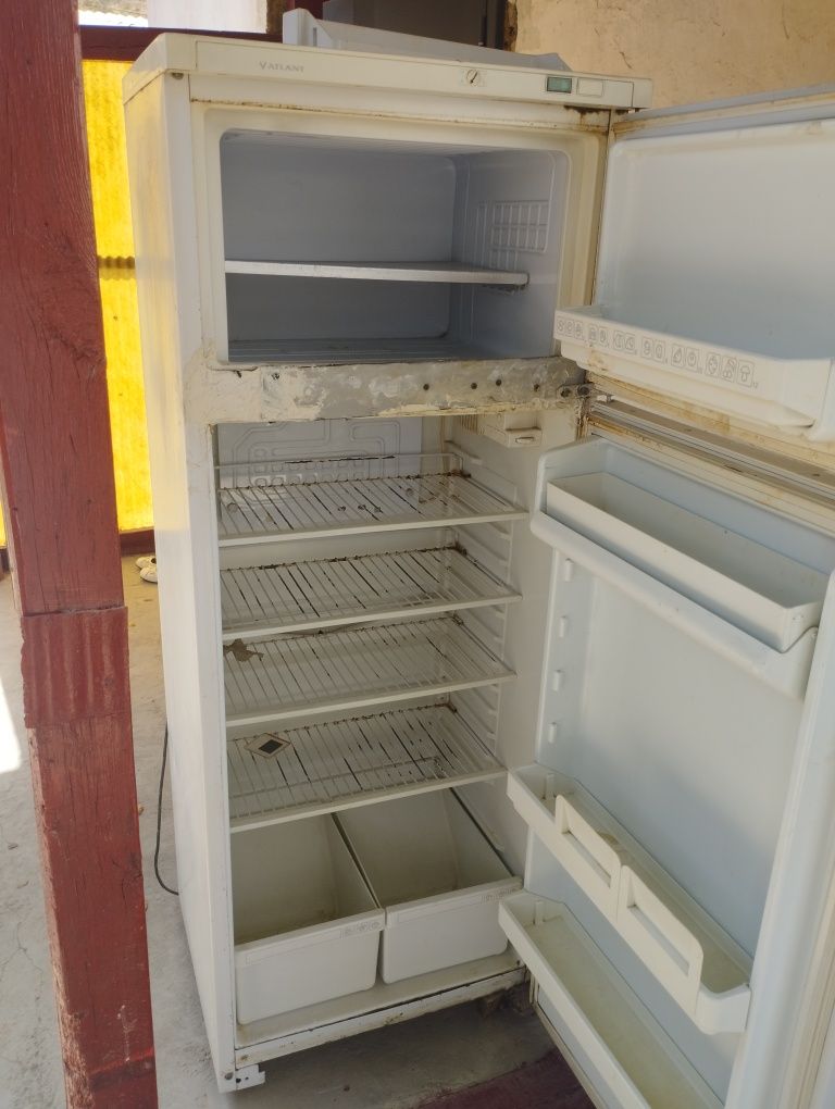 Холодильник рабочий срочно продам
