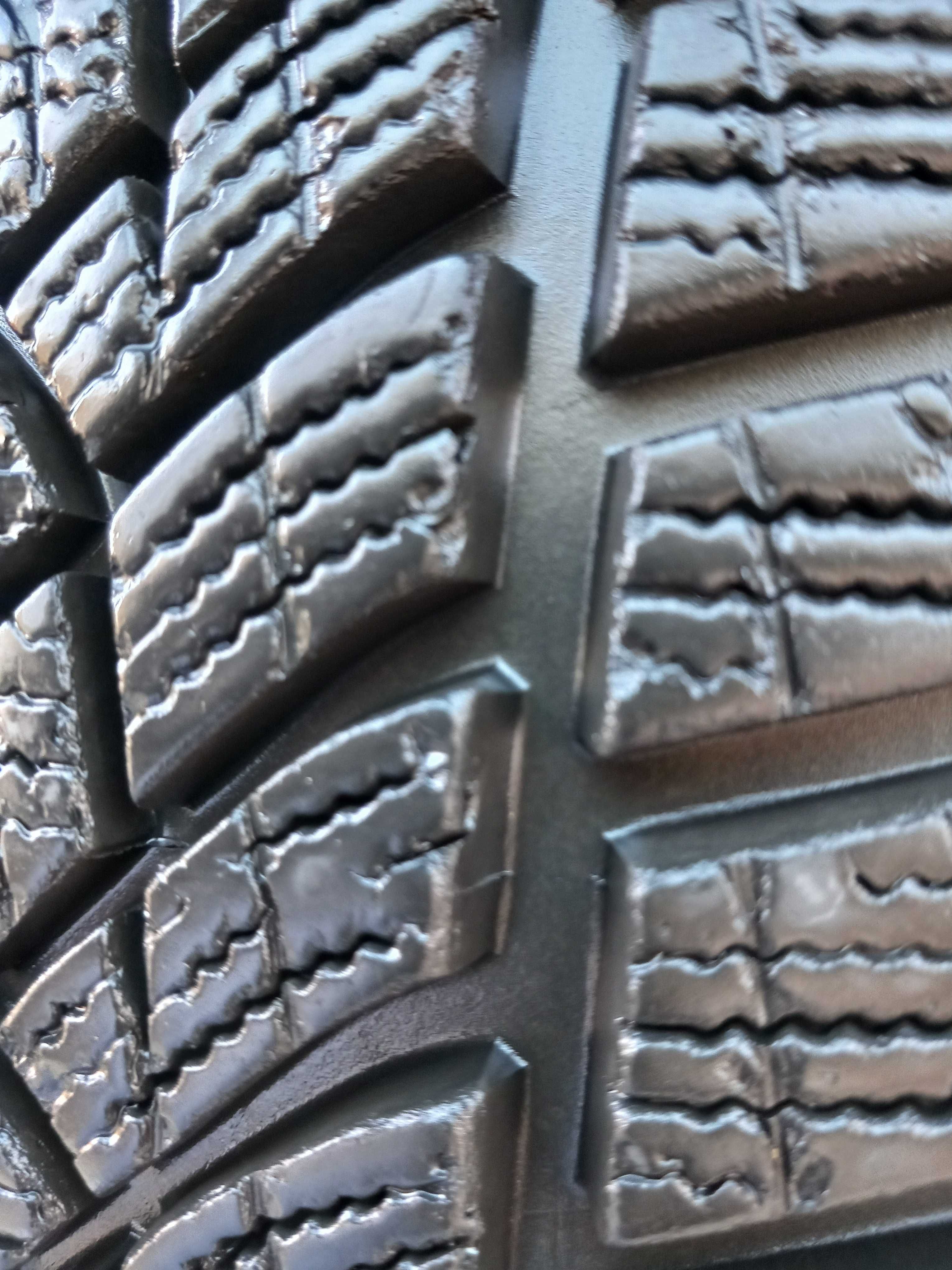 215/65 R 16 Goodyear,Continental
