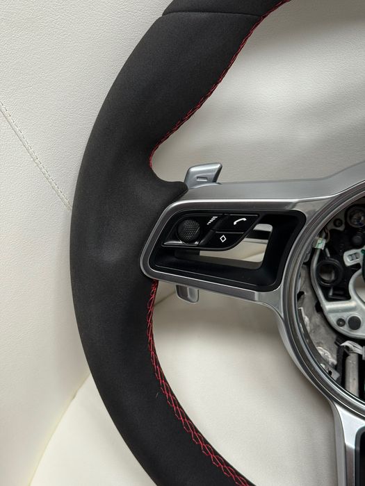 Оригинален мултифункционален Porsche волан претапициран с алкантара.