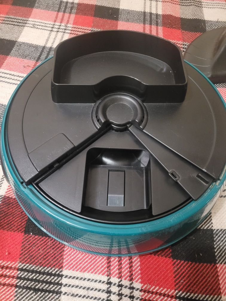 Продавам автоматична хранилка Pet Feeder КН 6900