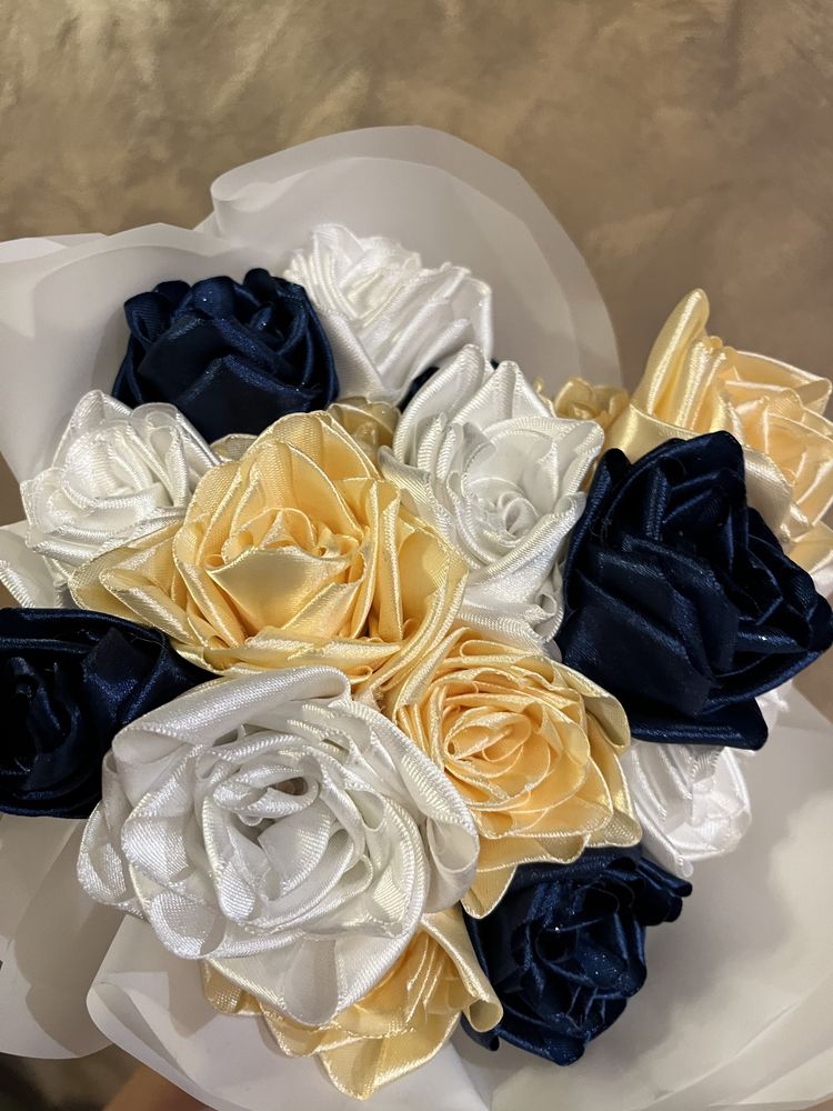 Букет от рози - бели, сини и бежови