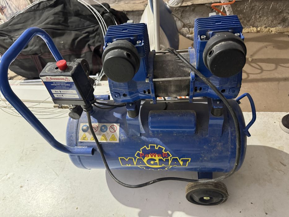 Компрессор без масленный двух поршневой