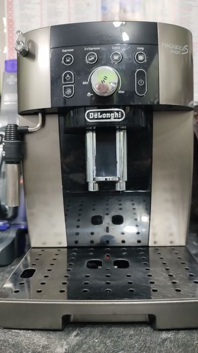 Expresor DeLonghi cu Boabe și măcinat