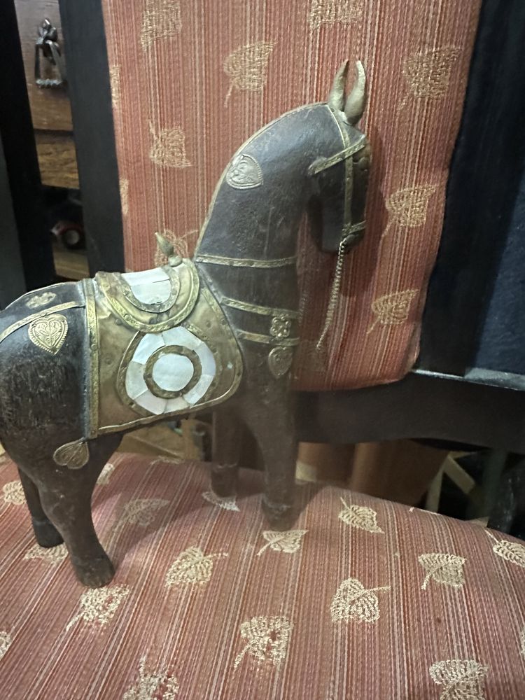 стара дъвена статуетка кон с месингов обков и седев