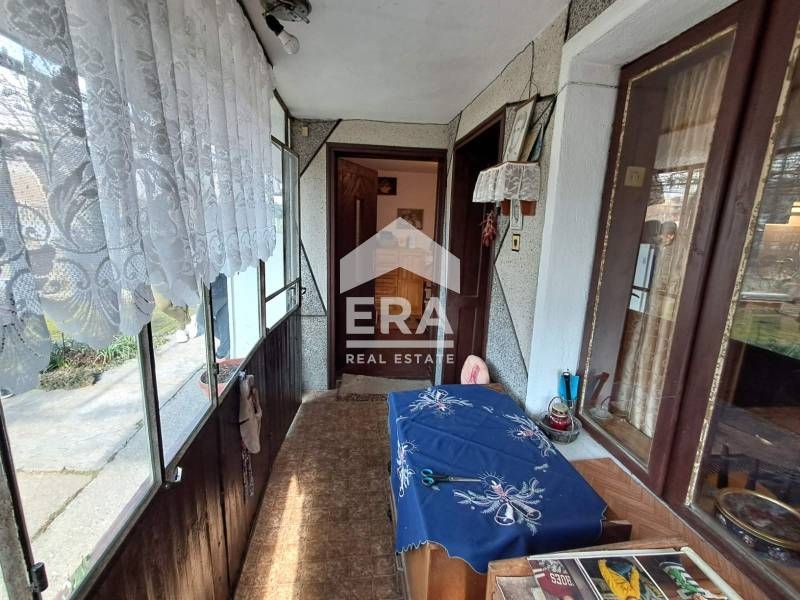 Двуетажна тухлена къща за продажба, с двор, складови постройки и таван