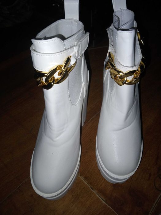 Нови стилни обувки