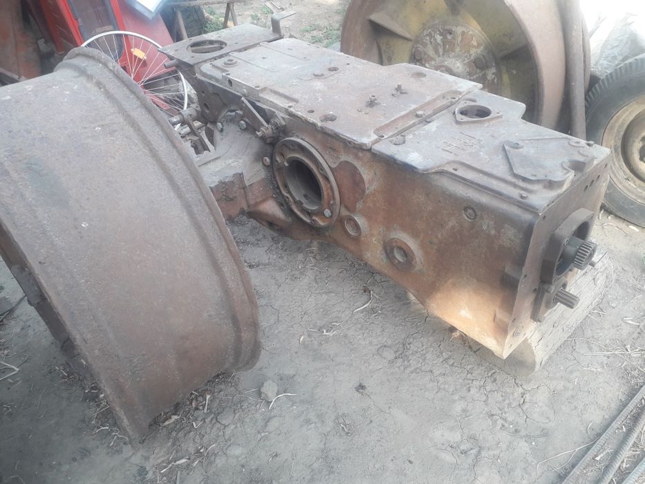 Vand utilaje și cauciucuri