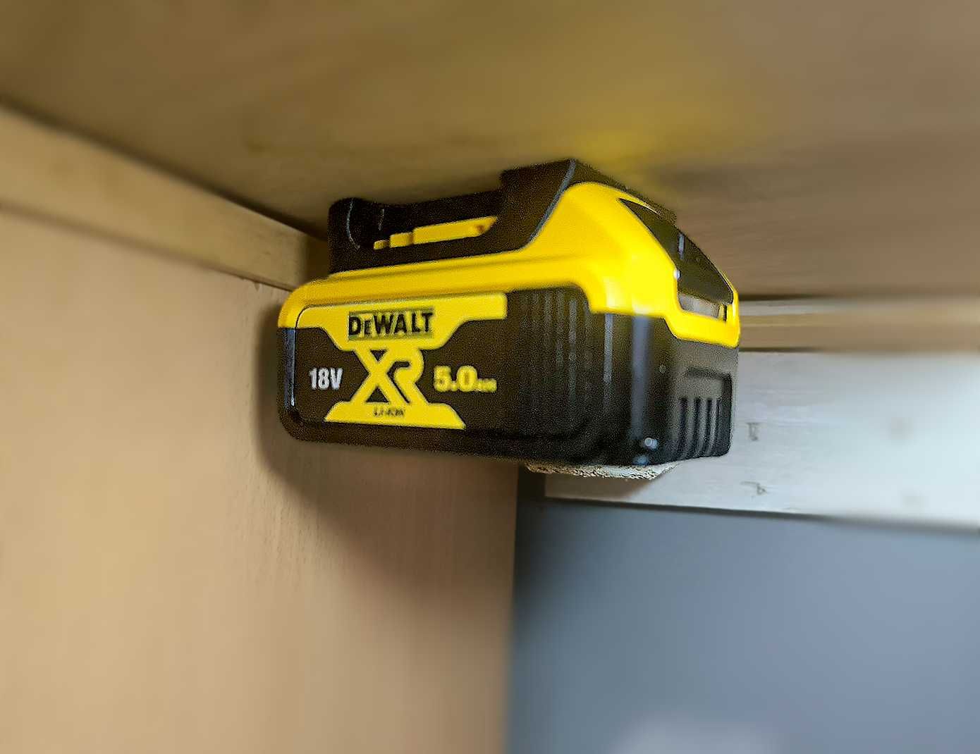 Стойка за батерия DeWALT/ Държач за батерия с едно гнездо