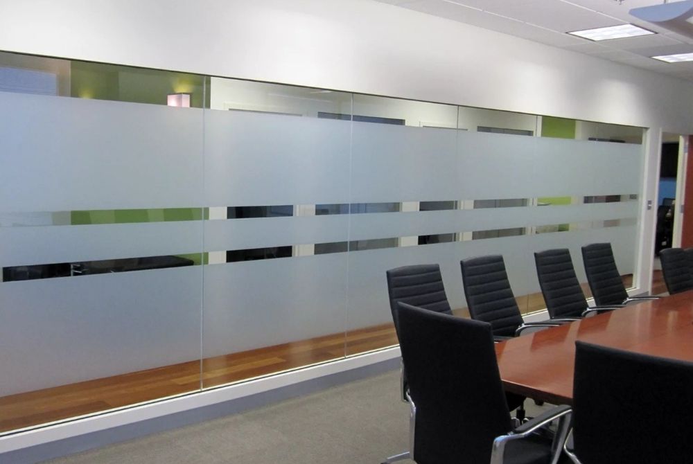 Оклейка стёкол, окон, перегородок матовой и смарт плёнкой.