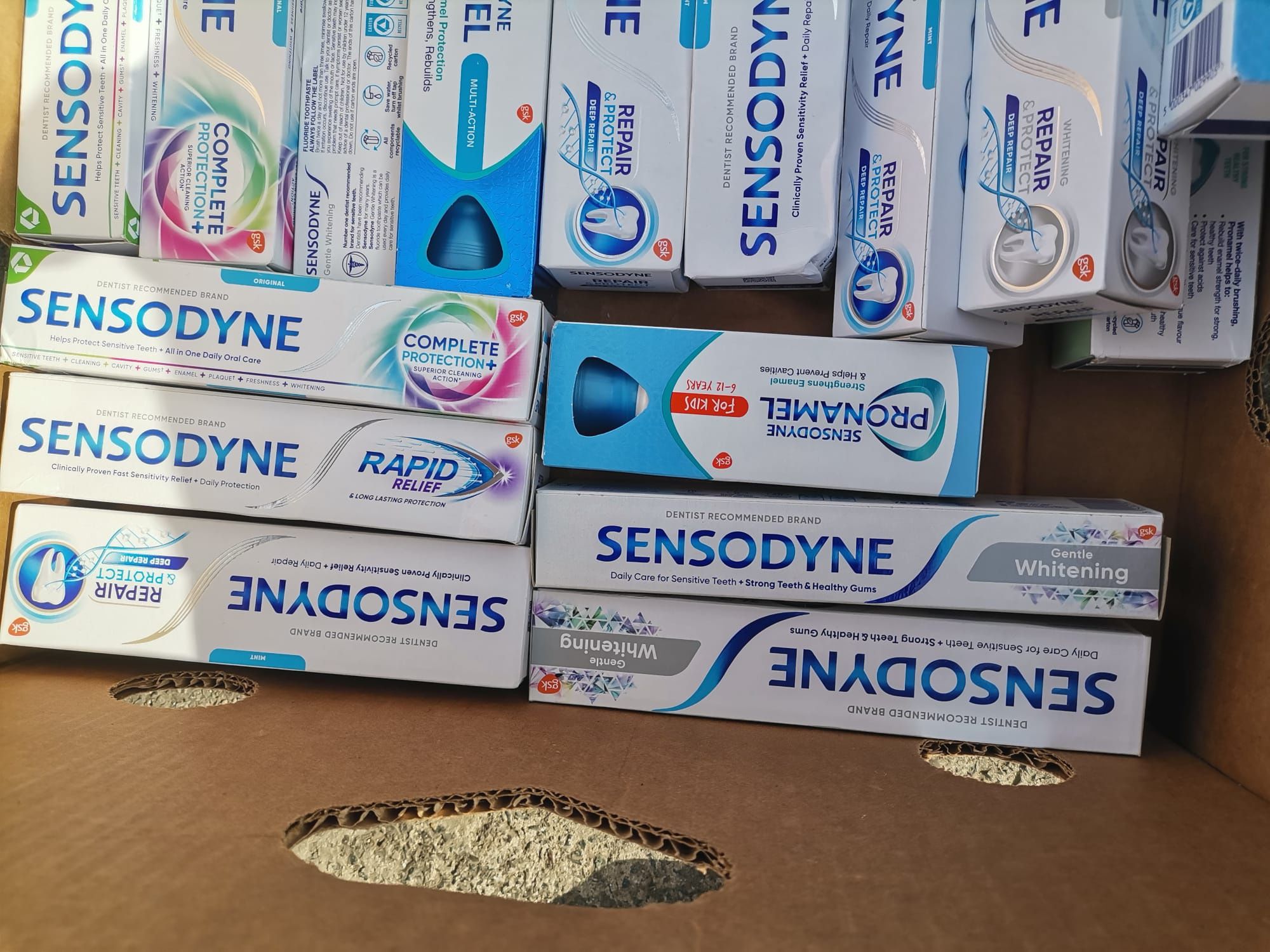 Vand paste de dinți sensodyne.