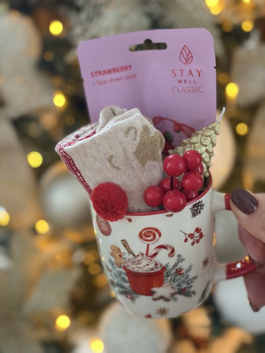 Коледна чаша с подаръци