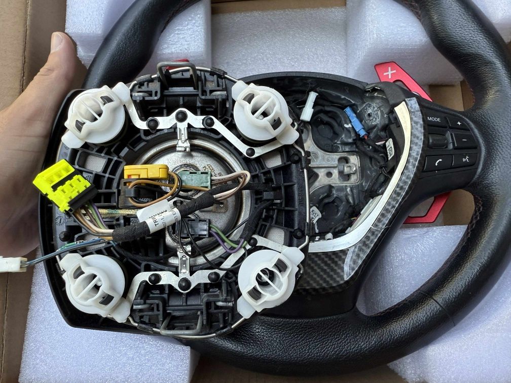 Продавам отличен волан с Airbag за BMW f30