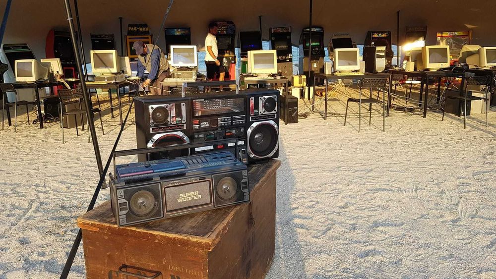 CRT WALL Perete Televizoare TV Retro Gaming Lan Party Console Decoruri