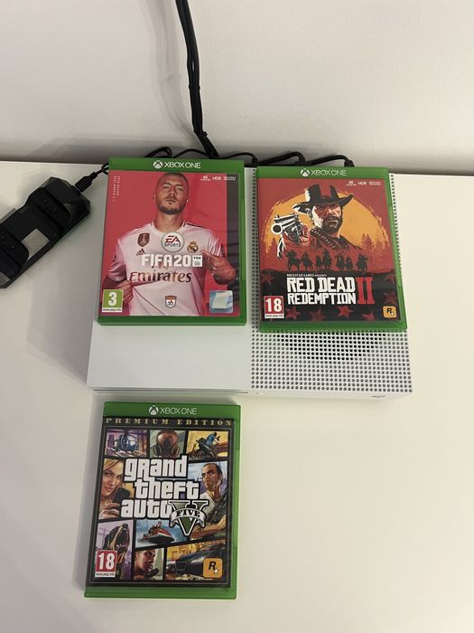 Vând Xbox One S+ 2 manete