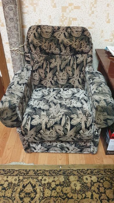 Стеклянная подставка,кресло и диван! Недорого