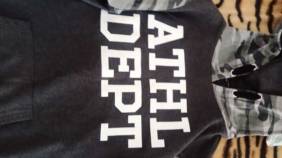 Детски ватиран суичър,като нов!