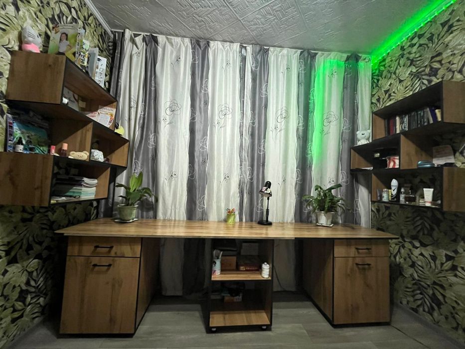 Продам      Стол.