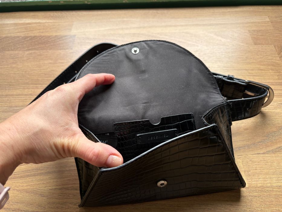 Borseta neagra Reserved