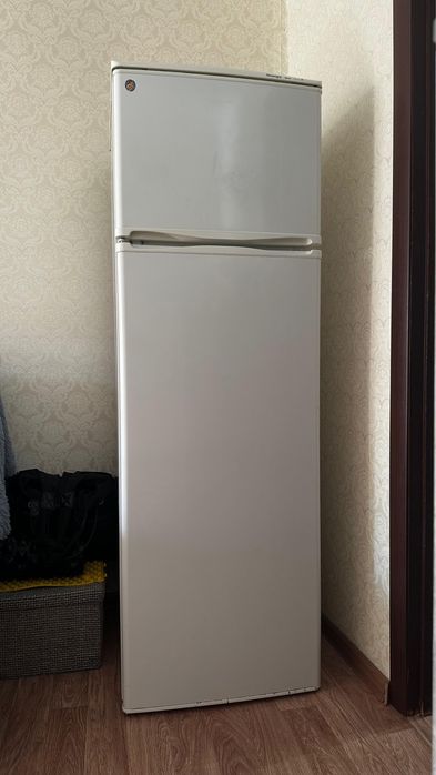 Продам холодильник с оигичном состояний цена 70000 тенге