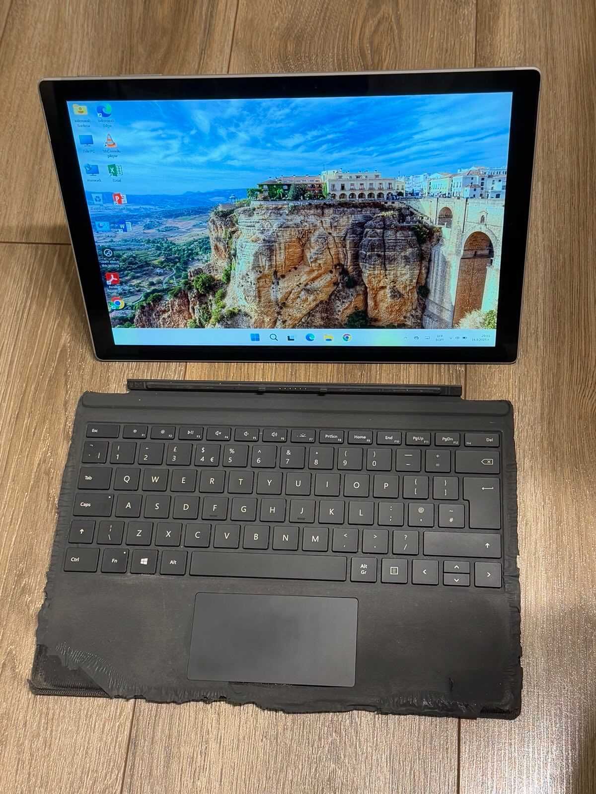Microsoft Surface Pro 6 i5 8th/8RAM/256SSD