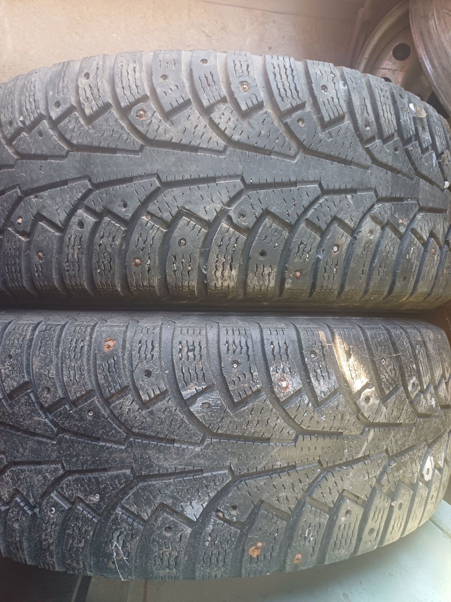 Продам комплект зимних шин 215 60 R-16