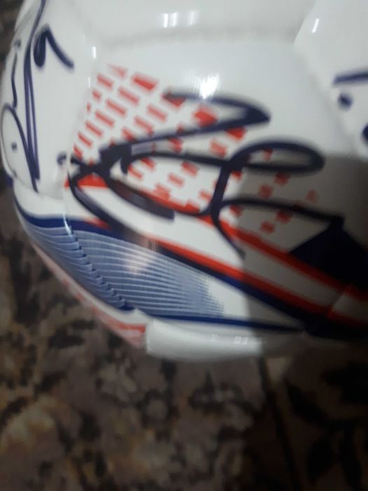 Campiona Fcsb - Minge cu autografe - Banii merg la un baiat bolnav.