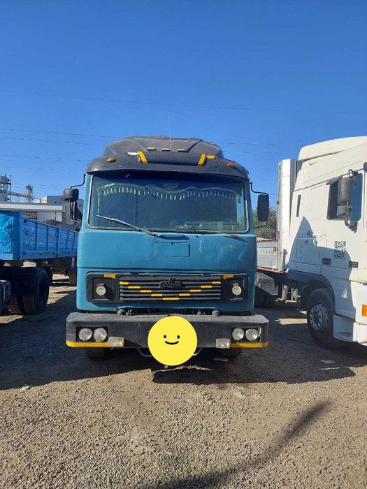 МАЗ тягач прицепи билан сотилади. Полный находу.