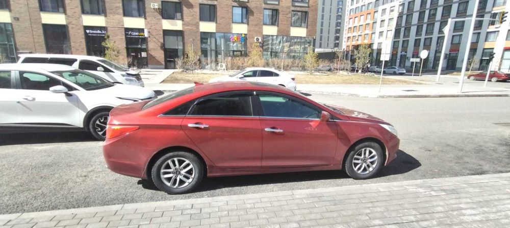 Продам автомашину HYUNDAI SONATA. Цвет красный. Год выпуска 2011.