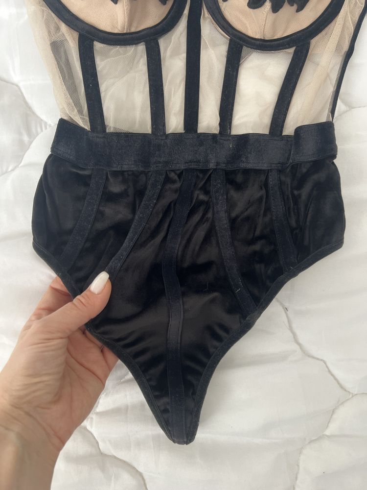 Lenjerie Victoria Secret tip body cu corset