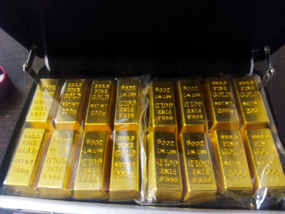 Миникейс с бутафорскими золотыми слитками