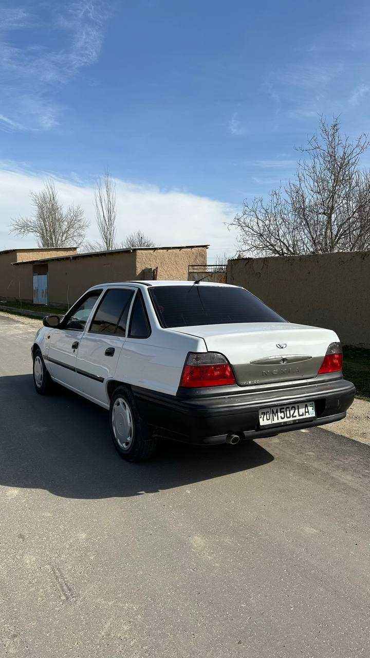 DAEWOO Nexia srochna sotiladi