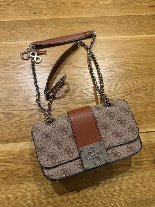 Оригиналната чанта Guess