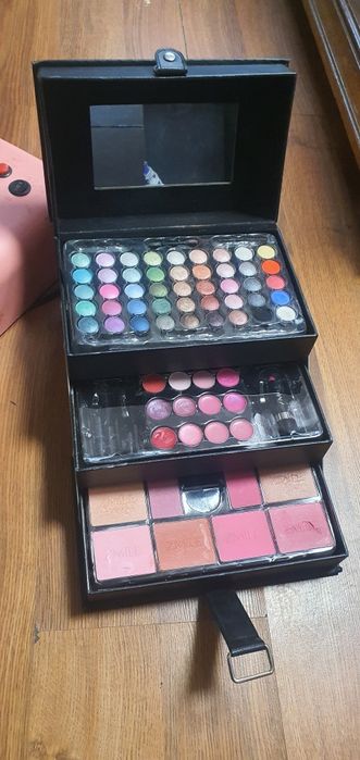 Vând aparat pt.unghii și farduri