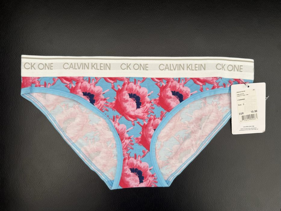 Прашки и бикини с флорални мотиви Calvin Klein /XS, S, M/
