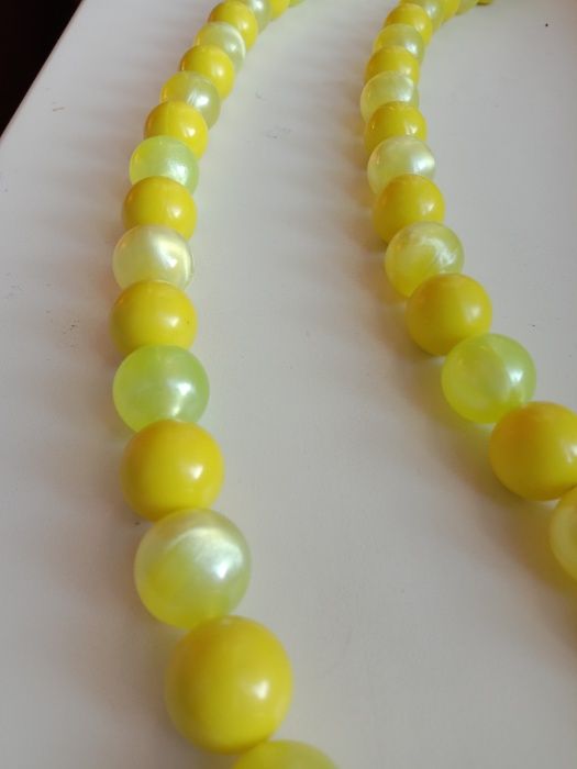 Массивные желтые бусы