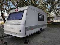 Rulota ADRIA UNICA 430–1000 kg, panou solar, cort exterior si butelie