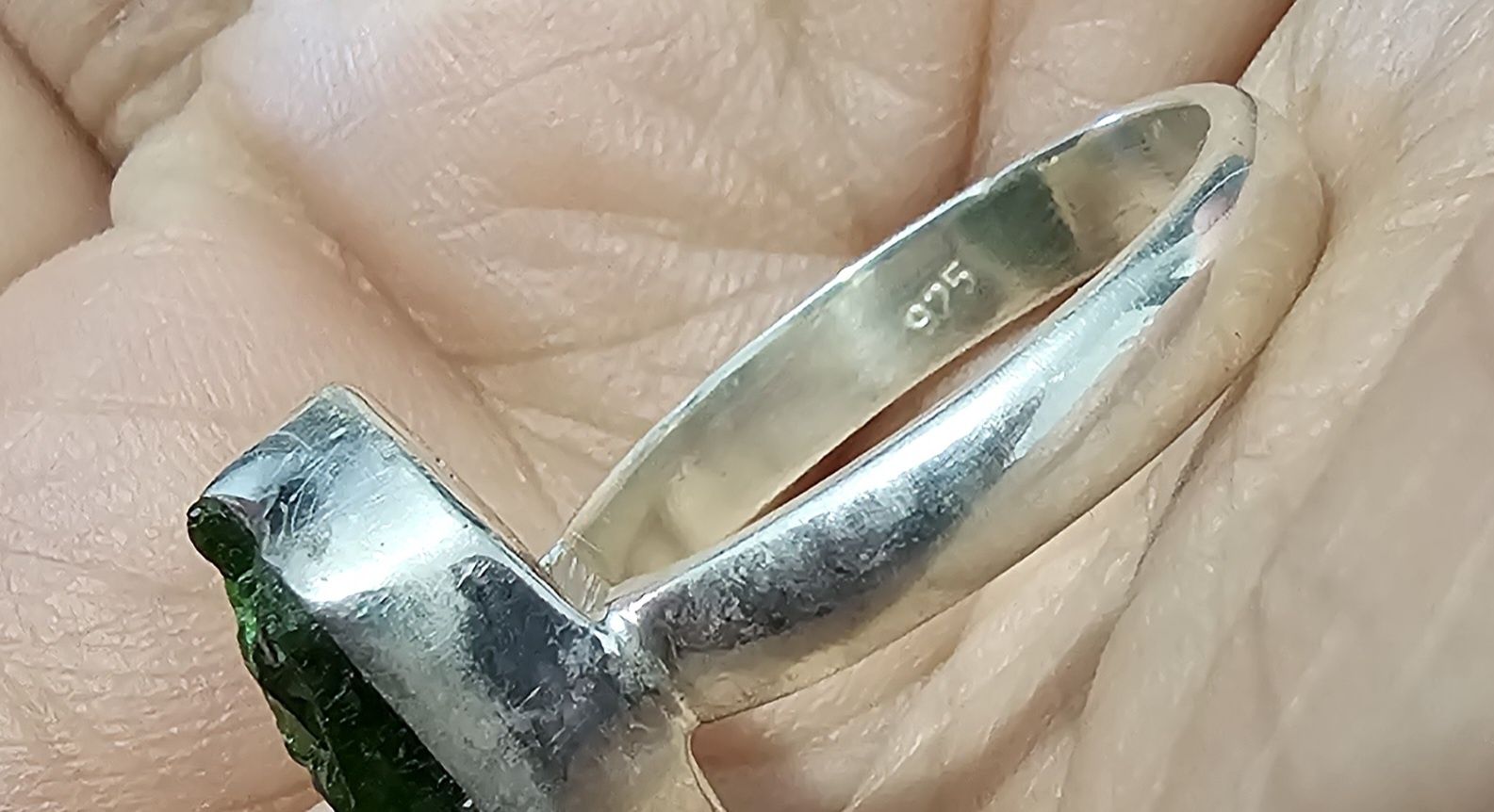 Inel argint 925 cu piatra naturala Cromdiopsid brut

marimea 17.8 mm