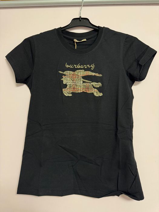 Tricouri de damă și de bărbați diferite mărimi și culori