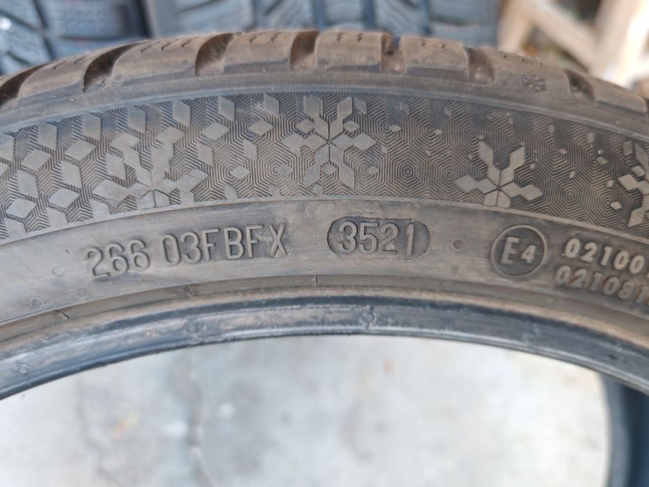 Vând anvelope iarna 225 40 18 continental winter contact  ts 870p