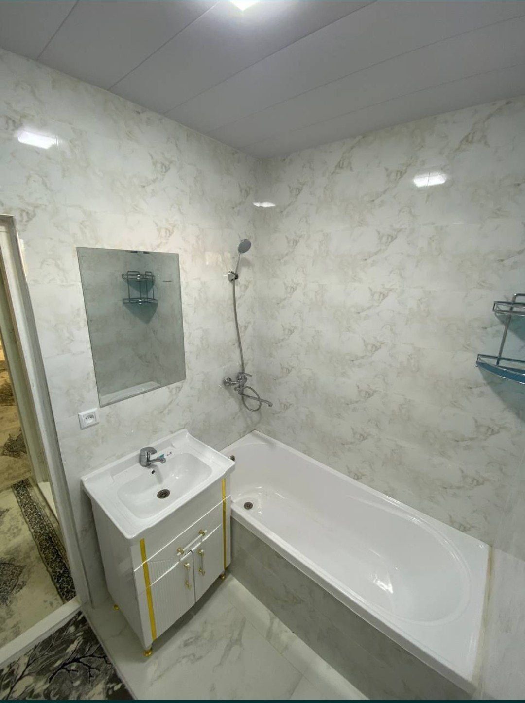 3-xonali 4-qavatda 85m² kvartira sotiladi.
4-qavatli g'ishtli dom.
Nar