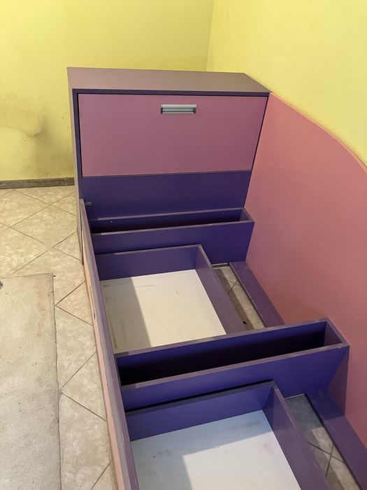 Легло със скрин, с две чекмеджета, два цвята.