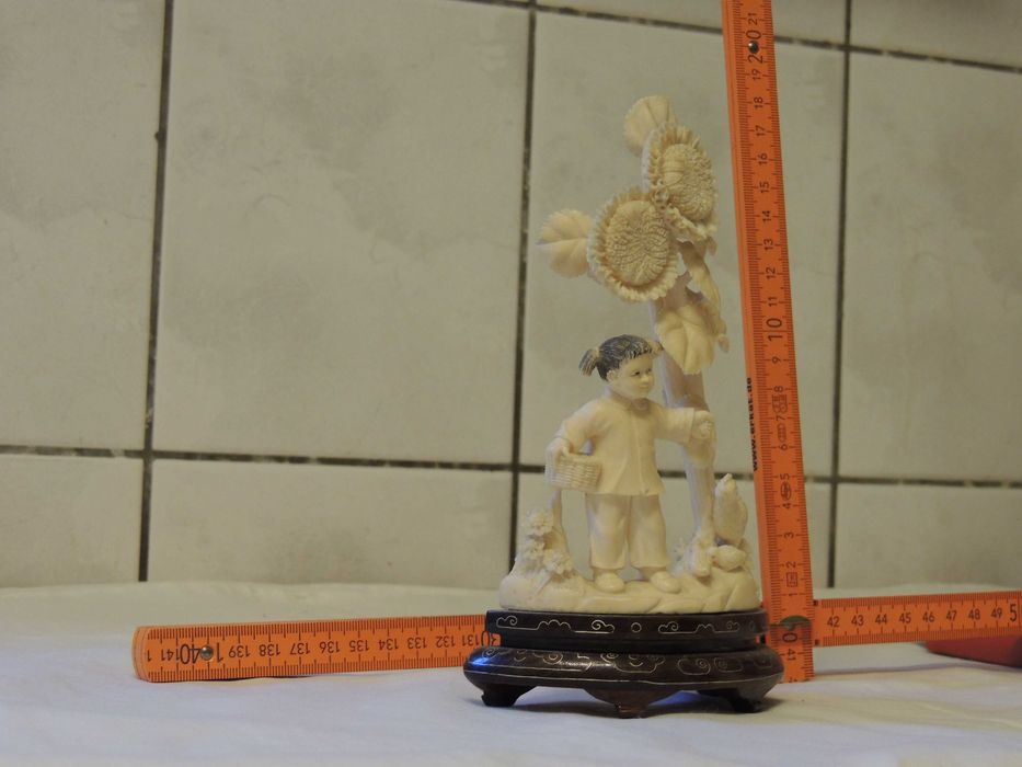 Statuetă din fildeș sculptată manual