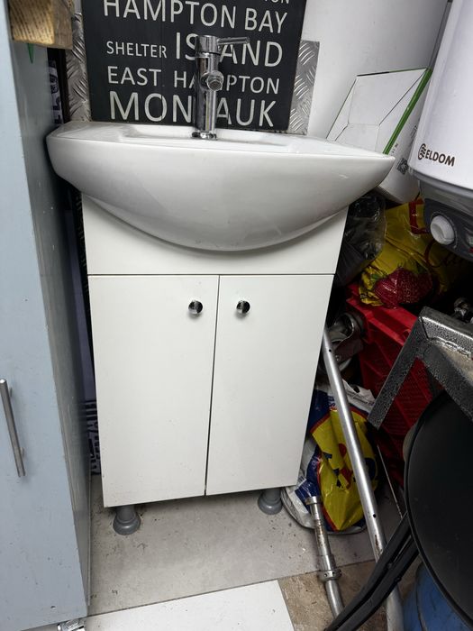 Шкаф с мивка,Батерия+меки връзки за вода.