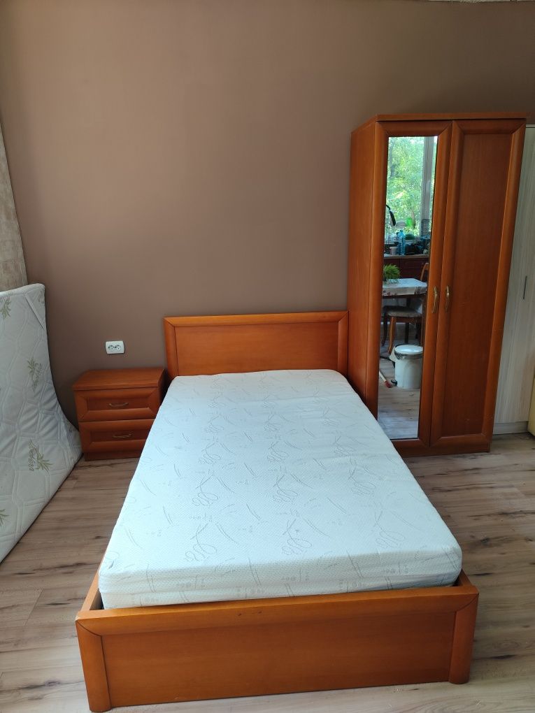 Продавам спален комплект.