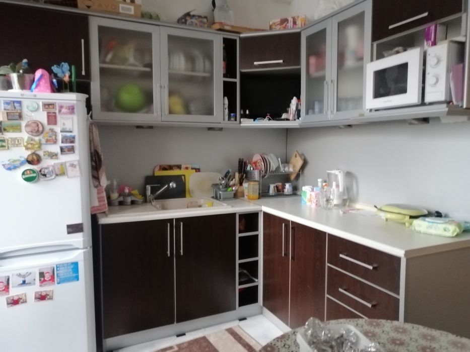 Масивна Кухня с мивка и шкафове
