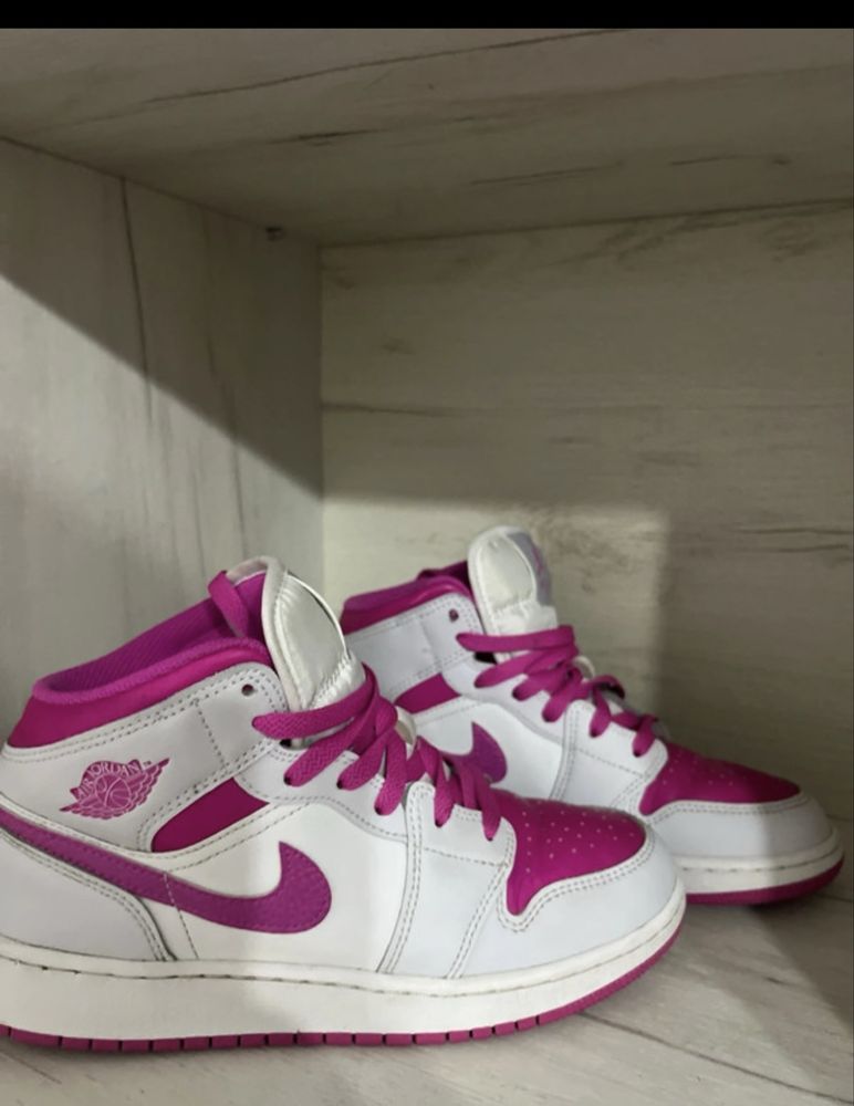 Jordan mid 1 pink fire