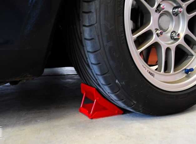 Клинове за спиране на гуми стопери за гума