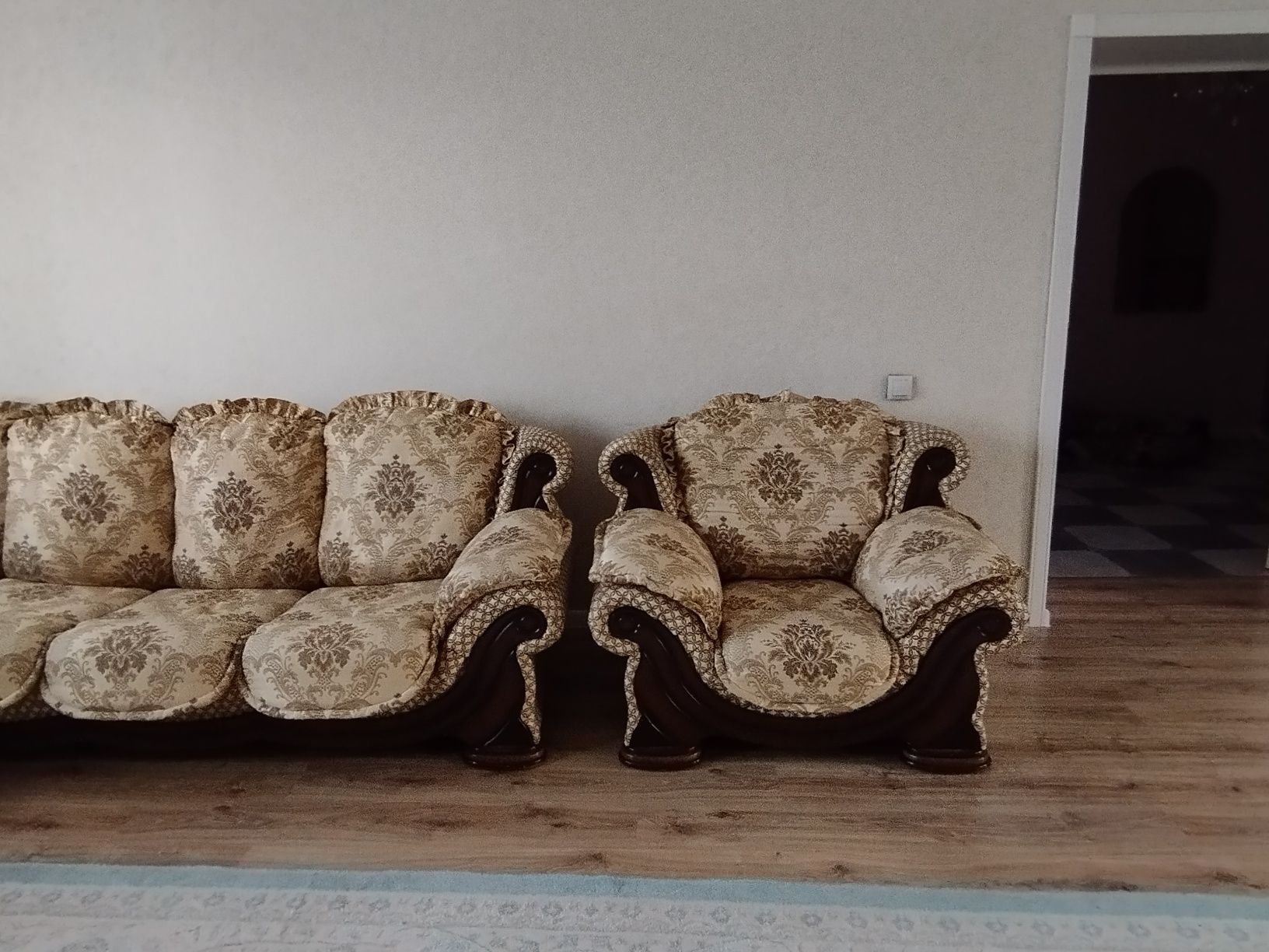 Продам диван угловой с одним креслом,